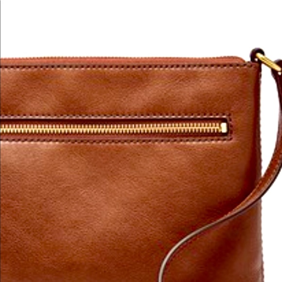 Fossil woman’s leather -large crossbody 2 side pockets adjustable strap. - Picture 4 of 5
